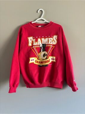 @1989 starter Calgary Flames Red Crewneck Sweatshirt - Champions Graphic